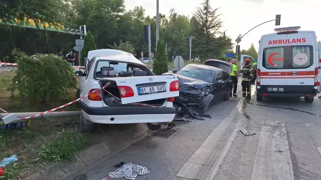 Kocaeli'de Kavşakta Kaza: 3 Kişi Yaralandı