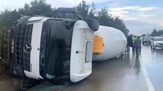 Eyüpsultan'da Beton Mikseri Devrildi, Şoför Yaralandı