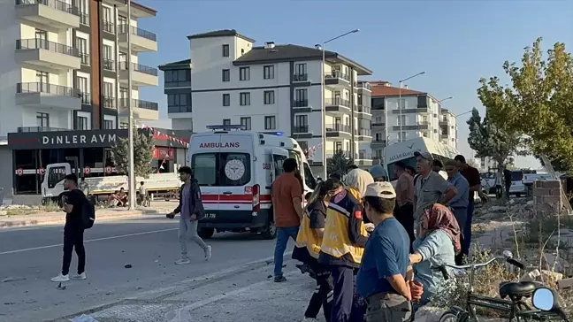 Aksaray'da Minibüs ile Otomobil Çarpıştı: 15 Yaralı