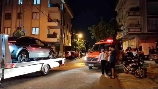 Çekmeköy'de Ara Sokağa Kontrolsüz Çıkan İki Otomobil Kaza Yaptı