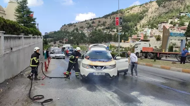 Hatay'ın Belen ilçesinde seyir halindeyken yangın çıkan cipte hasar oluştu