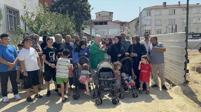 Pendik'te İETT otobüsü çarpması sonucu yıkılan binanın sakinleri eylemde