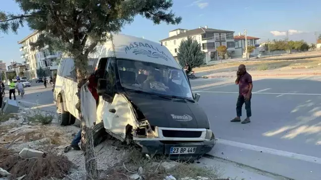 Aksaray'da Minibüs ve Otomobil Çarpıştı: 15 Kişi Yaralandı