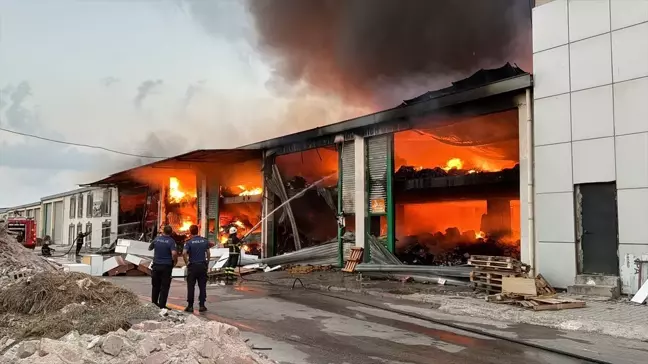 Adana'da Kırtasiye Malzemeleri Bulunan Depoda Yangın Çıktı