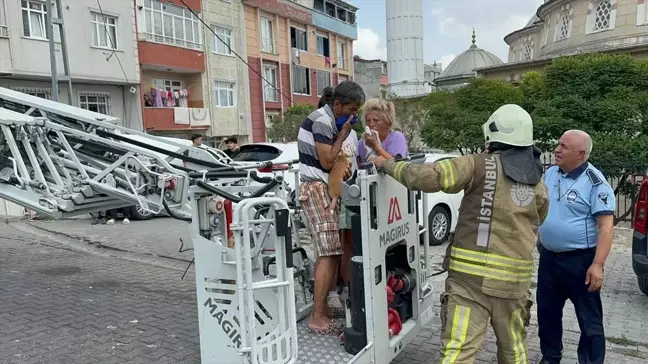 Esenyurt'ta Apartman Yangını: 2'si Çocuk 4 Kişi Dumandan Etkilendi