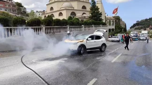 Hatay'da seyir halindeyken motor kısmı alev alan cipte hasar oluştu