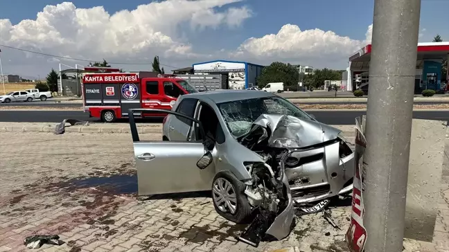 Adıyaman'da Beton Elektrik Direğine Çarpan Otomobilin Sürücüsü Hayatını Kaybetti