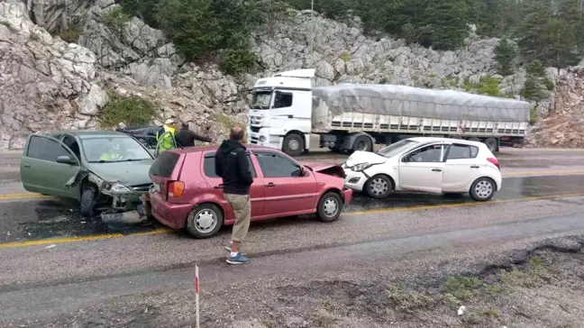 Akseki'de 4 otomobilin karıştığı kaza: 5 yaralı