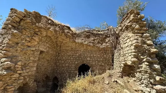 Hakkari Kaymakamı kilise kalıntısını inceledi