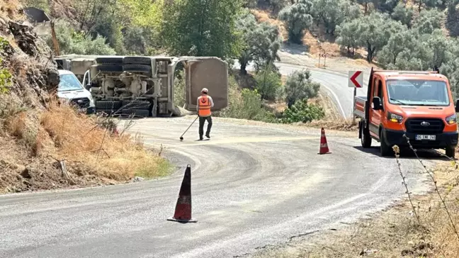 Aydın'ın Köşk ilçesinde yol malzemesi yüklü kamyonun devrilmesi sonucu 1 kişi yaralandı