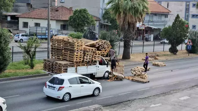 Aydın'da Kamyonetin Yola Saçılan Paletleri Trafikte Faciaya Neden Oluyordu