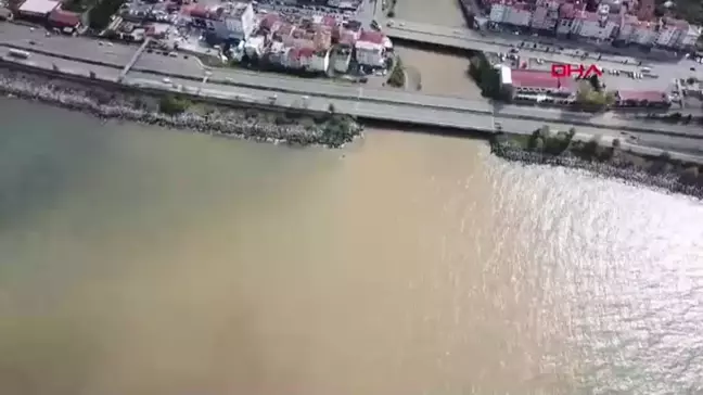 Trabzon'da Sağanak Sonrası Derelerden Akan Su Denizin Rengini Değiştirdi