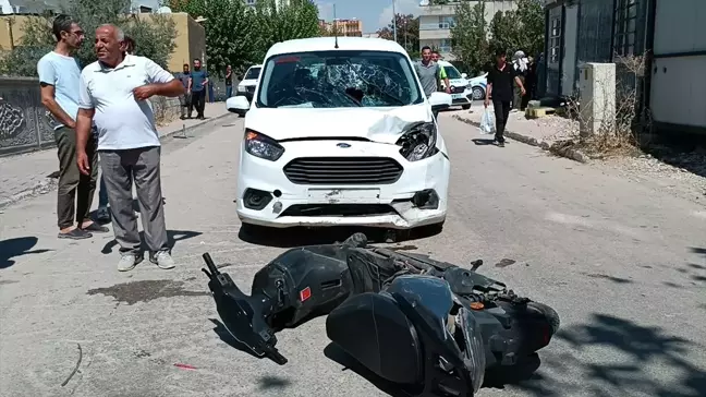 Adıyaman'da hafif ticari araçla çarpışan motosikletin sürücüsü yaralandı