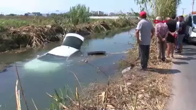 Antalya'da otomobil su dolu kanala düştü