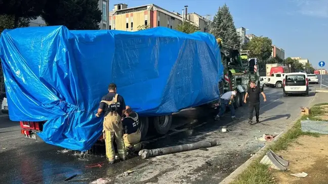 Başakşehir'de Yangına Giderken Devrilen İtfaiye Aracında 2 Görevli Yaralandı