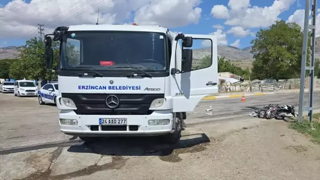 Erzincan'da yol süpürme aracı ile motosikletin çarpışması sonucu 1 kişi öldü, 1 kişi yaralandı