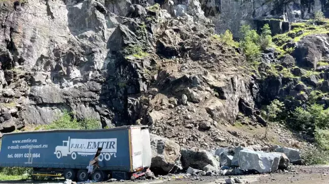 Artvin Hopa'da Tır Parkında Heyelan: 3 Tır Zarar Gördü