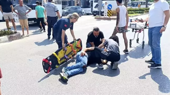 Antalya'da motosiklet ile midibüs çarpıştı: 1 yaralı