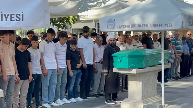 Eski sevgilisini av tüfeğiyle öldüren kadın toprağa verildi