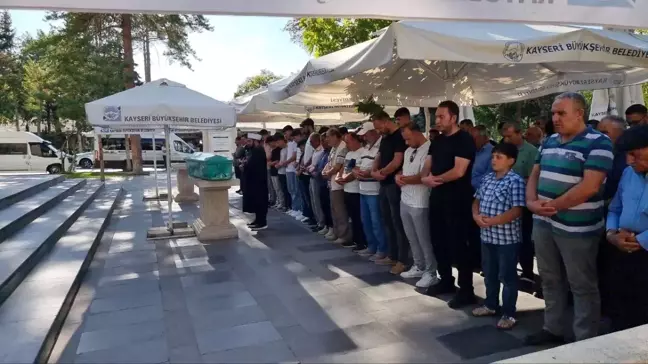 Kayseri'de erkek arkadaşı tarafından öldürülen kadın son yolculuğuna uğurlandı