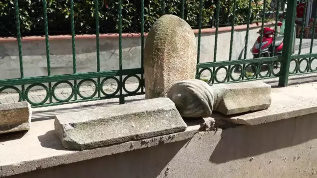 Midilli Ali Reis Camii'ndeki Mezar Taşları İçin Restorasyon İhtiyacı