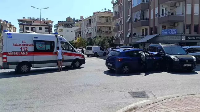 Antalya'da trafik kazası: 3 kişi yaralandı