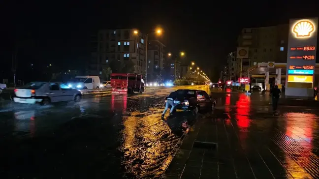 Çorum'da Sağanak Yağış Sonucu Yollarda Su Birikintileri Oluştu