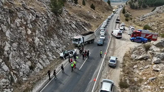 Kahramanmaraş'ta Kamyon ve Otomobil Çarpışması: 2 Kişi Hayatını Kaybetti