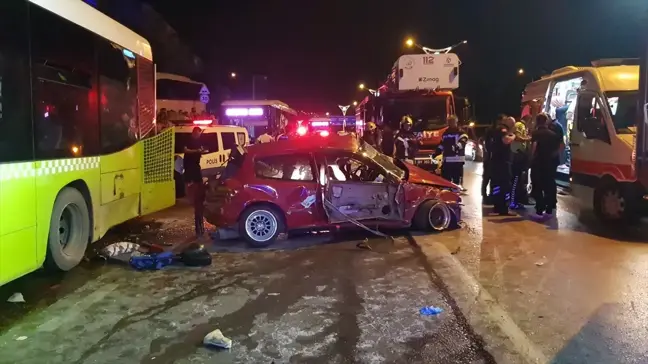 İzmit'te Belediye Otobüslerine Çarpan Otomobilde 1 Kişi Hayatını Kaybetti