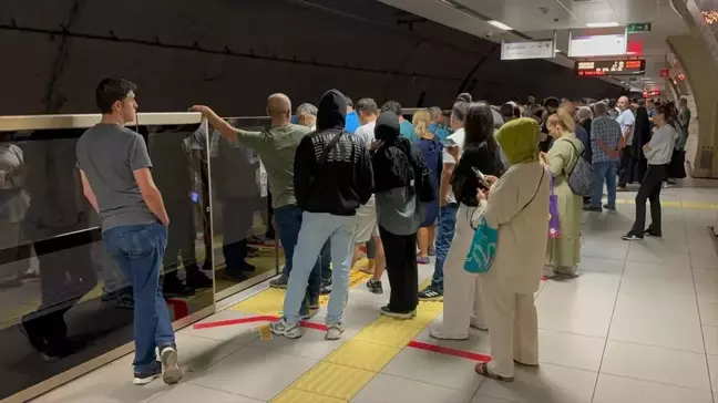 Samandıra'dan Üsküdar'a seyir halinde olan metronun arızalanması