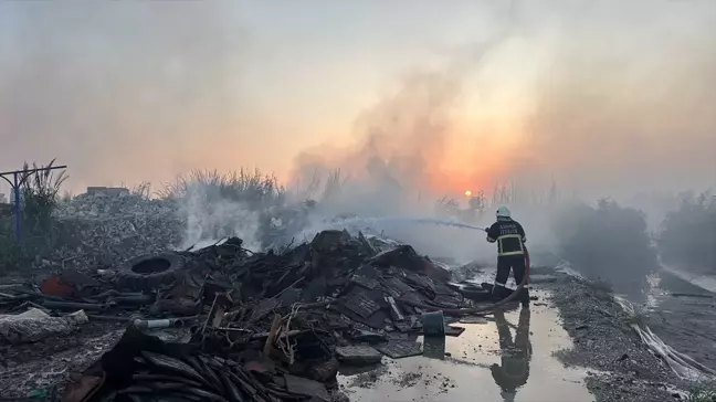 Adana'da anız yangını belediyenin atık deposuna sıçradı