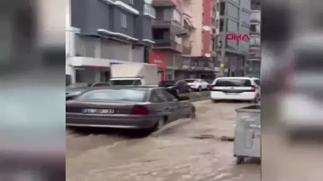 Erdek'te Fırtına ve Sağanak Yağış Etkili Oldu