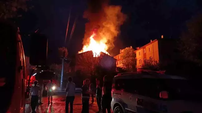 Bolu'da Yıldırım Düşmesi Sonucu Apartman Yangını