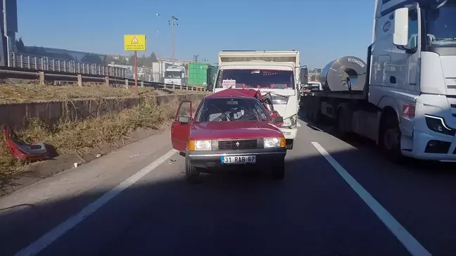 Kocaeli'de kamyonetle çarpışan otomobilde karı koca yaralandı