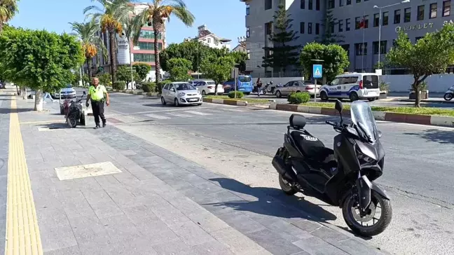 Antalya'da elektrikli bisiklet ile motosikletin çarpışması sonucu 3 kişi yaralandı