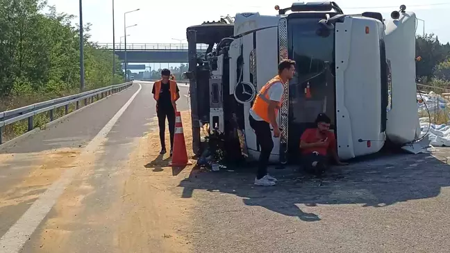 TEM Otoyolu'nda çimento yüklü tır devrildi