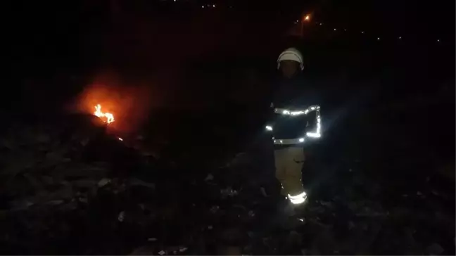 Hatay'da moloz yığınında çıkan yangın söndürüldü