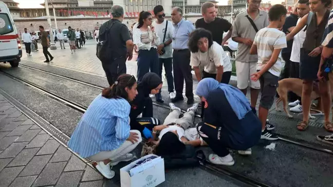 Taksim'de Epilepsi Hastası Genç Kızın Yardımına Turistler Yetişti