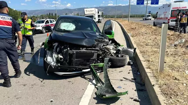 Bursa'da tır ile otomobilin karıştığı kazada 4 kişi yaralandı