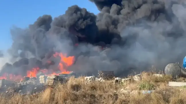 Arnavutköy'de Depoda Yangın Çıktı