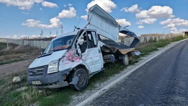 Çorum'un Alaca ilçesinde kamyon ile kamyonetin çarpışması sonucu 2 kişi yaralandı