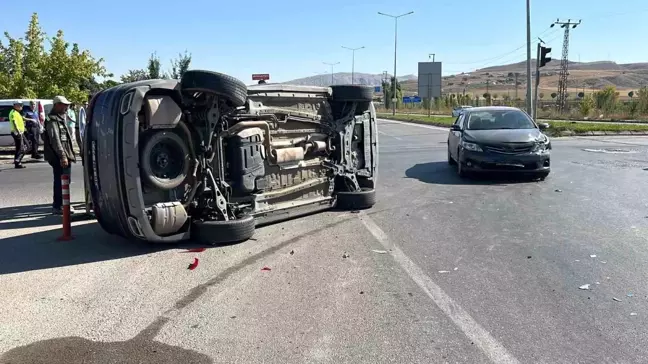 Sivas'ta Otomobilin Çarptığı Çin Cipi Yan Yattı, Sürücü Yaralandı