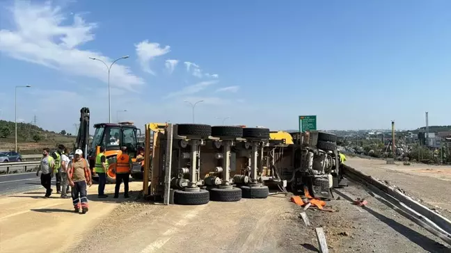 Pendik'te Hafriyat Kamyonu Devrildi, Sürücü Yaralandı