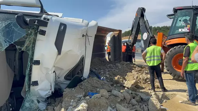 Pendik TEM Otoyolunda Hafriyat Yüklü Kamyon Kaza Yaptı