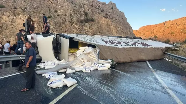 Erzincan'da Devrilen Tırın Sürücüsü AFAD Tarafından Kurtarıldı