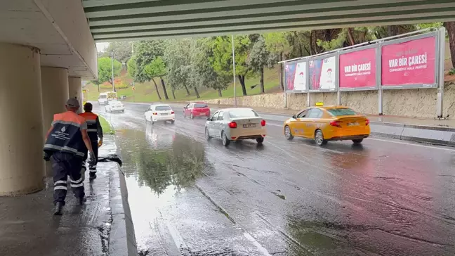 Bakırköy'de Alt Geçitte Su Baskını: Trafik Kilitlendi