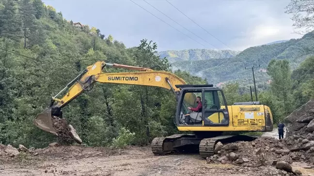 Artvin'de Yağışlar Sonrası Kapanan 32 Köy Yolu Ulaşıma Açıldı