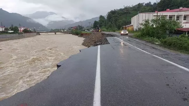 Arhavi'de Taşkın ve Heyelanlar Yol Çökmesine Neden Oldu