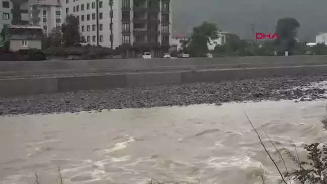 Arhavi'de Aşırı Yağışlar Yol Çökmesine Neden Oldu