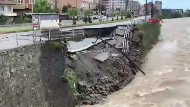 Hopa'da Şiddetli Yağışlar Yol Çökmesine Neden Oldu